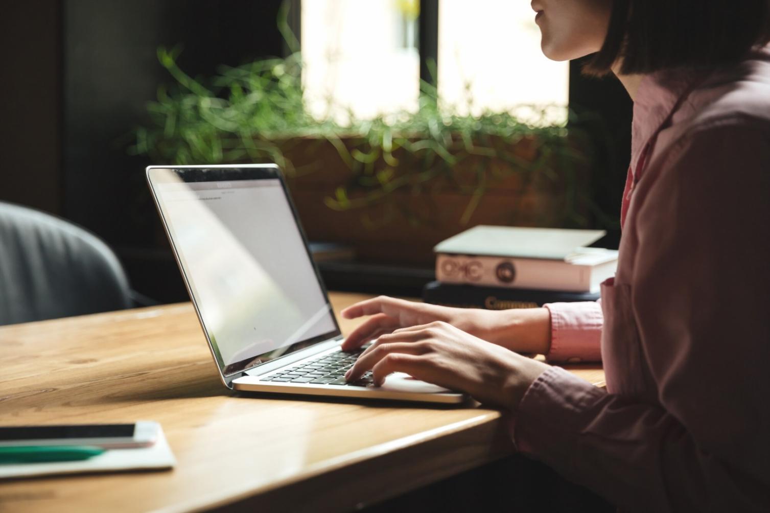 Moderne Arbeitsumgebung mit Finanzunterlagen und digitalen Tools