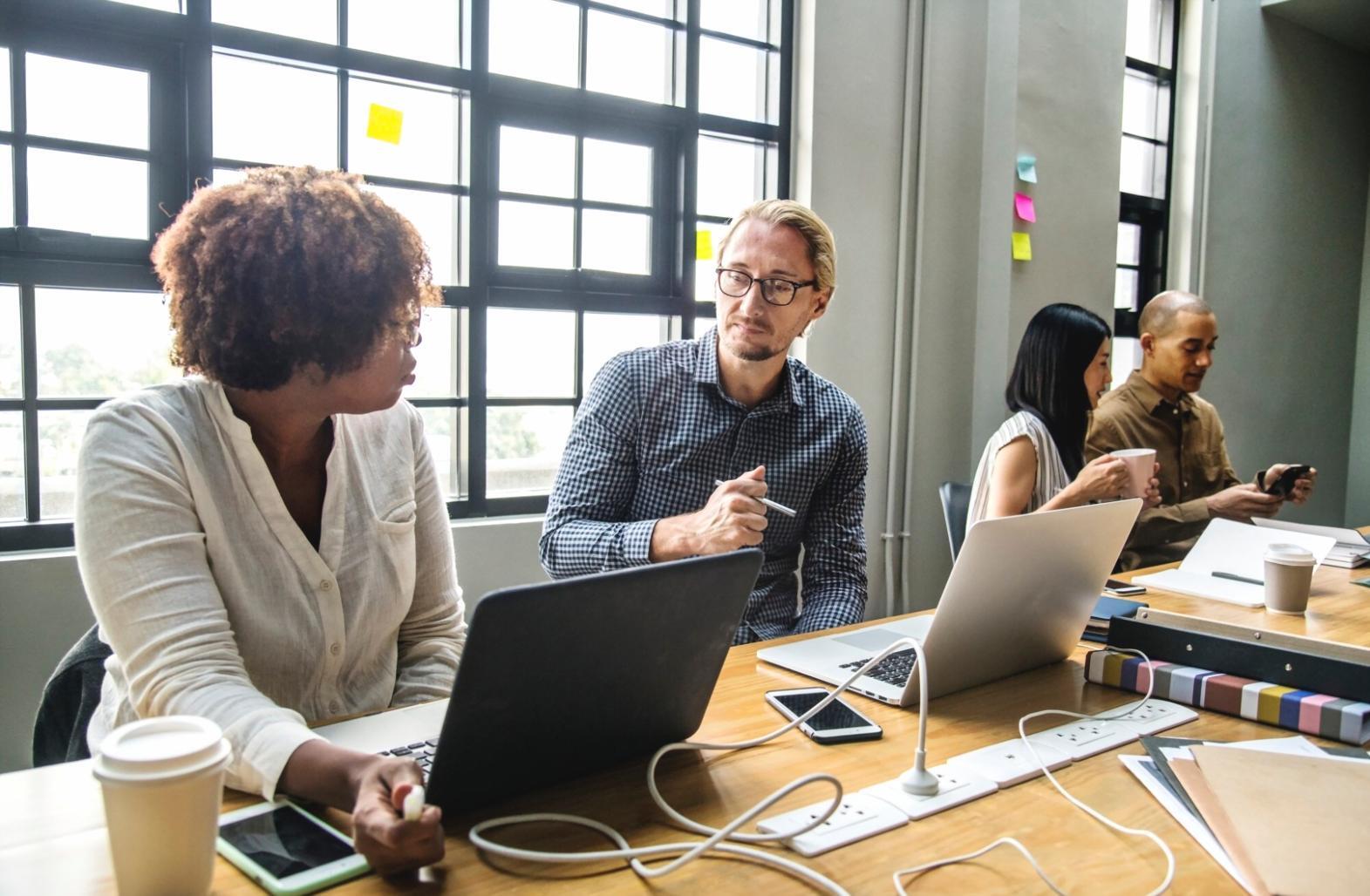 Teamarbeit bei der Budgetanalyse