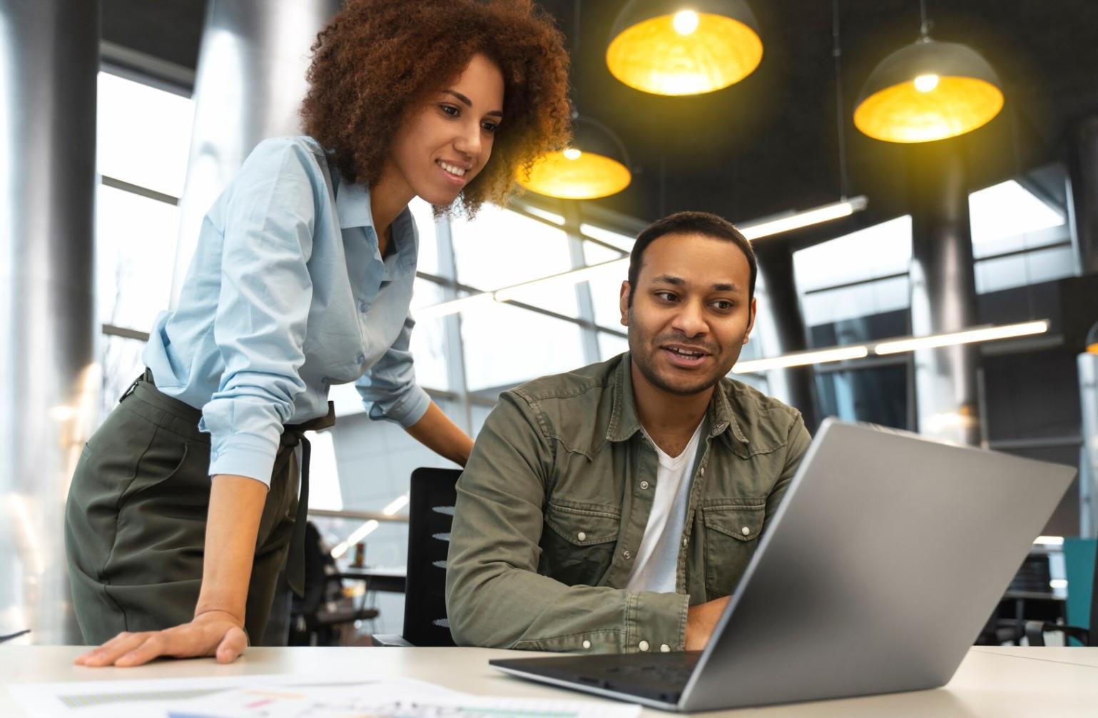 Finanzplanung am Arbeitsplatz mit Diagrammen und Kalkulationen